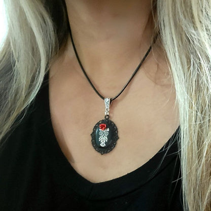 Lindo colgante de búho plateado, collar de esmalte negro, joyería de animales espirituales, joyería inspirada en la naturaleza, encanto hecho a mano único, sabiduría mística