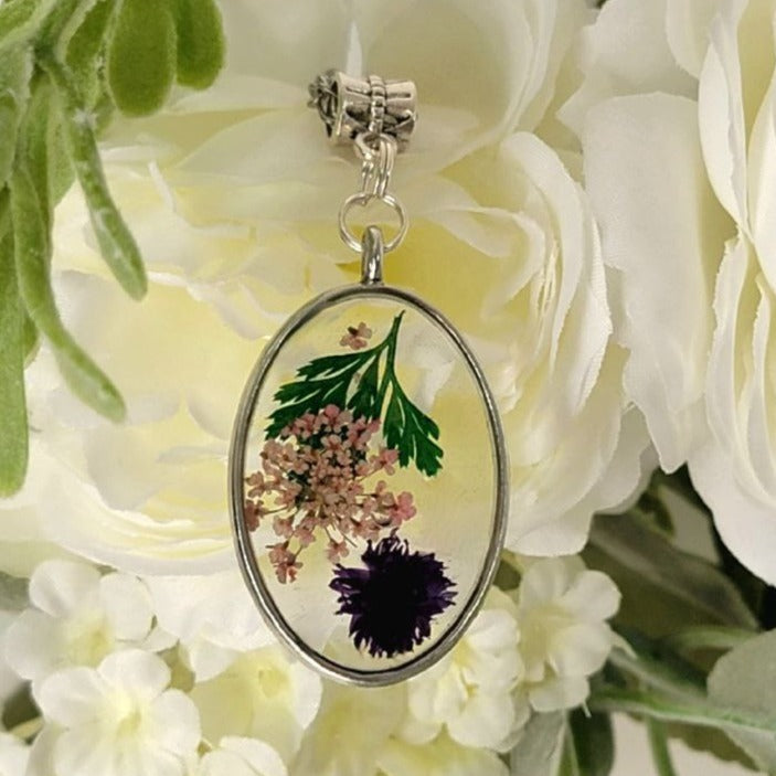 Joyería de capullos de clavel púrpura oscuro, collar de flores prensadas, accesorio inspirado en la naturaleza, joyería floral hecha a mano, moda botánica