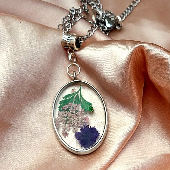 Bijoux en bourgeons d’œillets violet foncé, collier de fleurs pressées, accessoire inspiré de la nature, bijoux floraux faits à la main, mode botanique