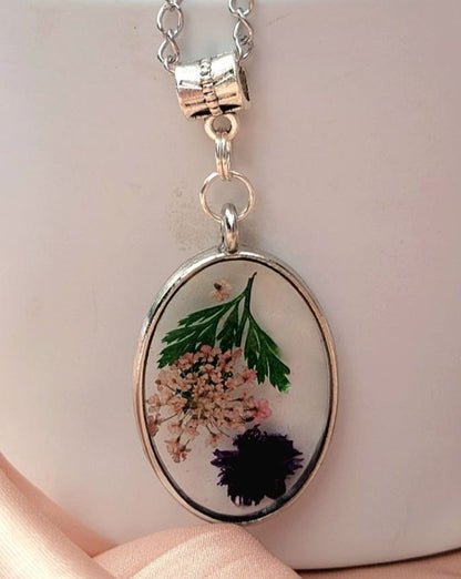 Joyería de capullos de clavel púrpura oscuro, collar de flores prensadas, accesorio inspirado en la naturaleza, joyería floral hecha a mano, moda botánica