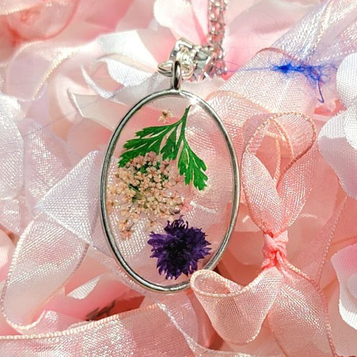 Joyería de capullos de clavel púrpura oscuro, collar de flores prensadas, accesorio inspirado en la naturaleza, joyería floral hecha a mano, moda botánica