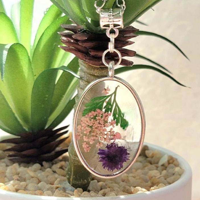 Joyería de capullos de clavel púrpura oscuro, collar de flores prensadas, accesorio inspirado en la naturaleza, joyería floral hecha a mano, moda botánica