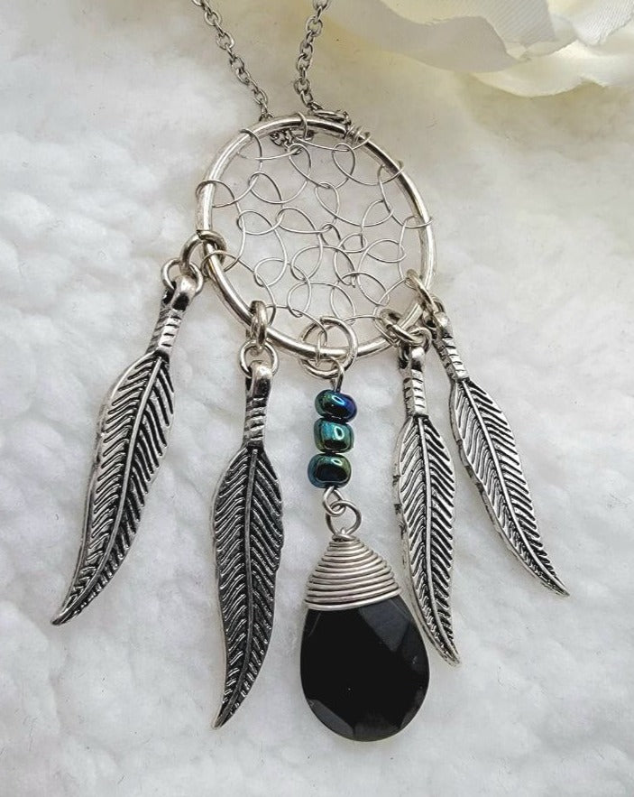 Collier Dream Catcher, Bijoux culturels, Design mystique, Charme tribal, Art indigène, Inspiration ethnique, Bijoux spirituels, Artistique symbolique