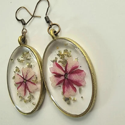 Pendientes de resina de pensamiento púrpura, delicado diseño de flores hecho a mano, accesorio de amor y admiración, colgante de pasión de estilo vintage, de primavera a otoño