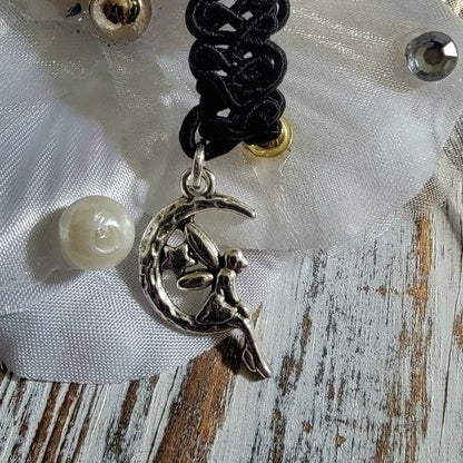 Hada sentada en la gargantilla de encaje negro de la luna creciente, colgante de encanto celestial, joyería de fantasía, joyería gótica mística, accesorios de moda