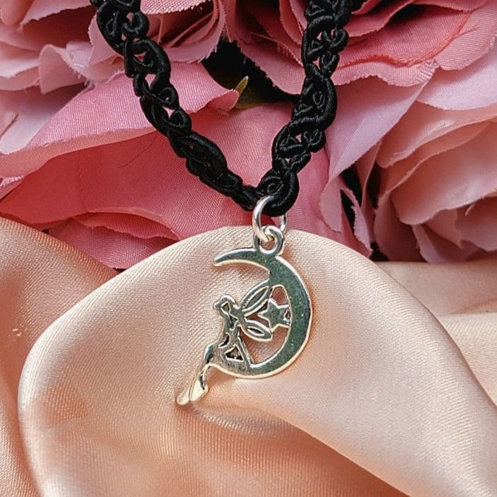 Fée assise sur un croissant de lune en dentelle noire, pendentif de charme céleste, bijoux fantastiques, bijoux gothiques mystiques, accessoires tendance