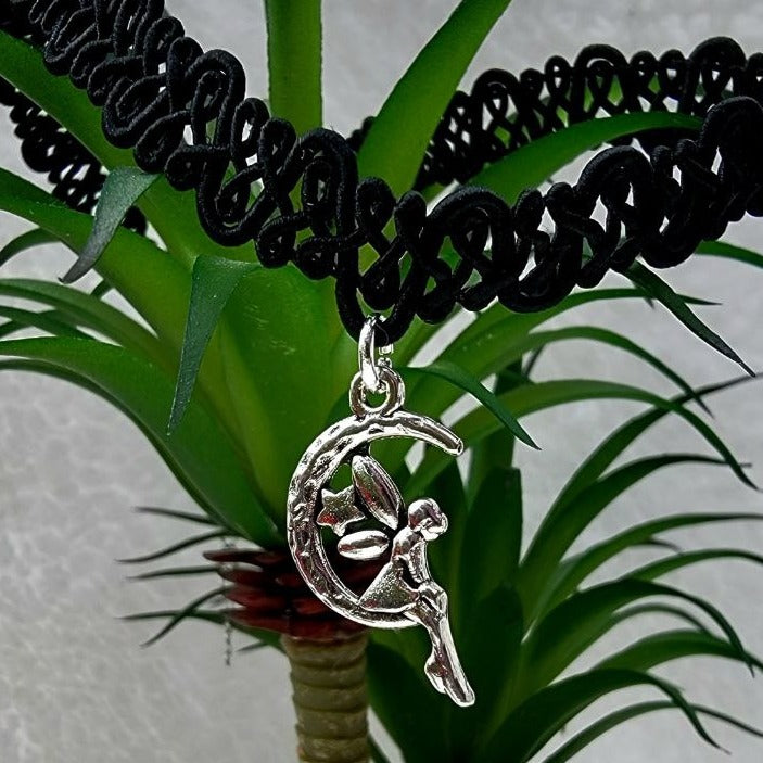 Fée assise sur un croissant de lune en dentelle noire, pendentif de charme céleste, bijoux fantastiques, bijoux gothiques mystiques, accessoires tendance