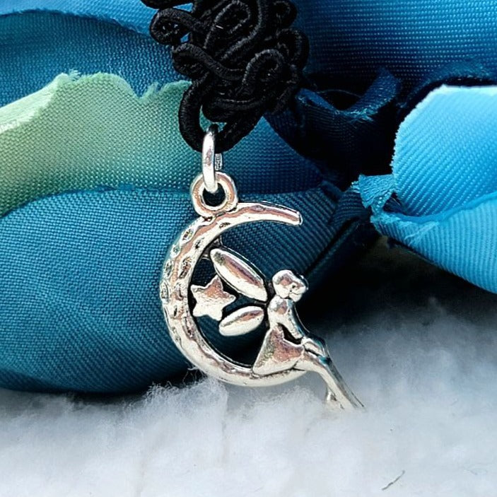 Fée assise sur un croissant de lune en dentelle noire, pendentif de charme céleste, bijoux fantastiques, bijoux gothiques mystiques, accessoires tendance