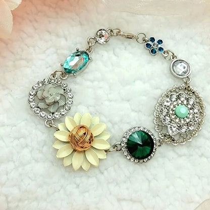 Pulsera floral con cuentas de vidrio, accesorio elegante de inspiración vintage, joyería elegante de mediados de siglo, mezcla artística de naturaleza y lujo