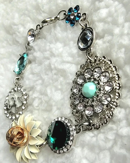 Pulsera floral con cuentas de vidrio, accesorio elegante de inspiración vintage, joyería elegante de mediados de siglo, mezcla artística de naturaleza y lujo