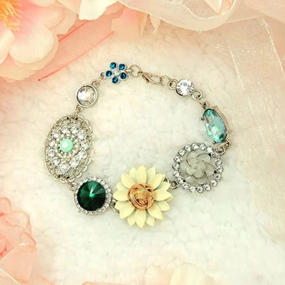 Pulsera floral con cuentas de vidrio, accesorio elegante de inspiración vintage, joyería elegante de mediados de siglo, mezcla artística de naturaleza y lujo