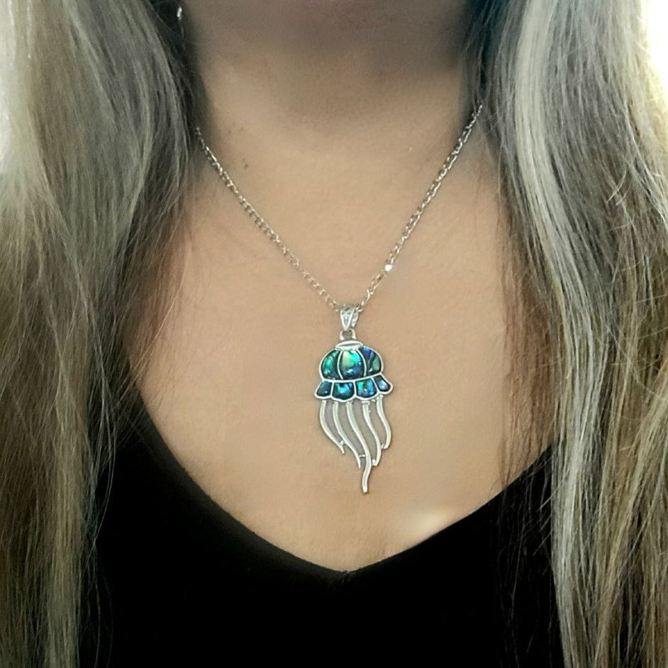 Pendentif méduse en verre avec ormeau, bijoux bleu-vert irisés, conception sur le thème de l’océan, bijoux de la vie marine, créature marine gracieuse