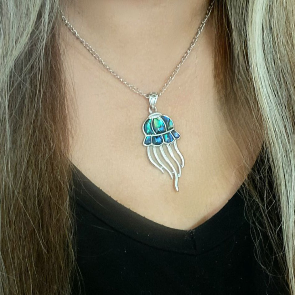 Pendentif méduse en verre avec ormeau, bijoux bleu-vert irisés, conception sur le thème de l’océan, bijoux de la vie marine, créature marine gracieuse