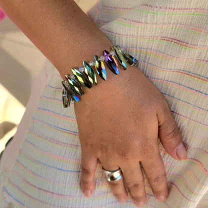 Pulsera alargada de cuentas multicolores, accesorio de cristal de espectro radiante, briolette que captura la luz, diseño vibrante del arco iris, sofisticado