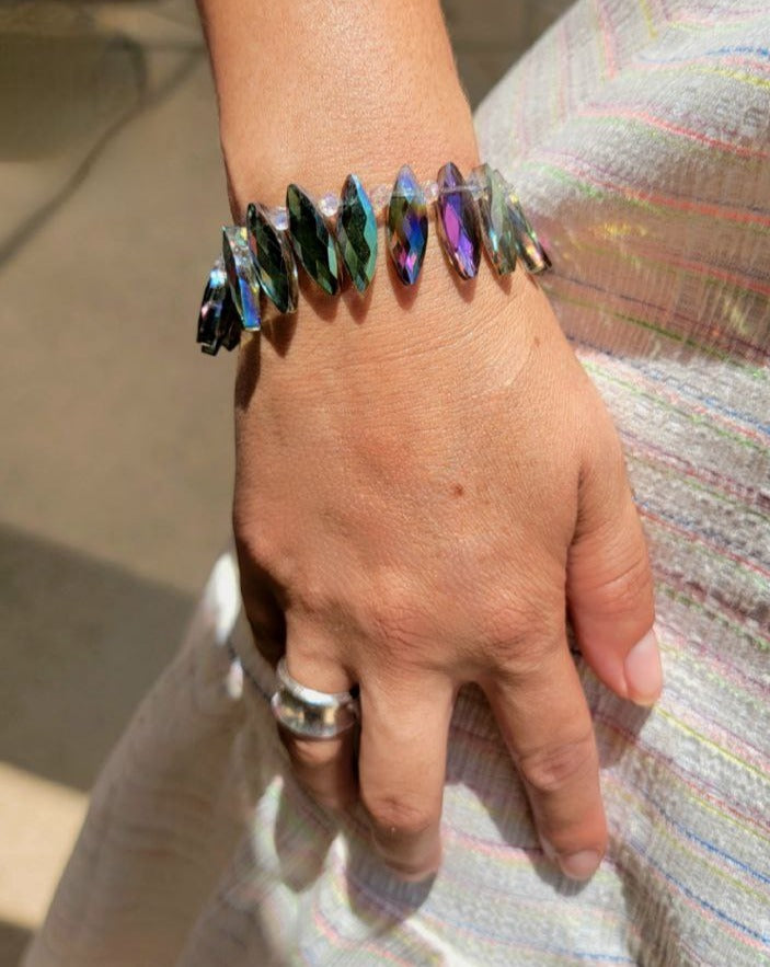 Pulsera alargada de cuentas multicolores, accesorio de cristal de espectro radiante, briolette que captura la luz, diseño vibrante del arco iris, sofisticado