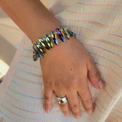 Pulsera alargada de cuentas multicolores, accesorio de cristal de espectro radiante, briolette que captura la luz, diseño vibrante del arco iris, sofisticado