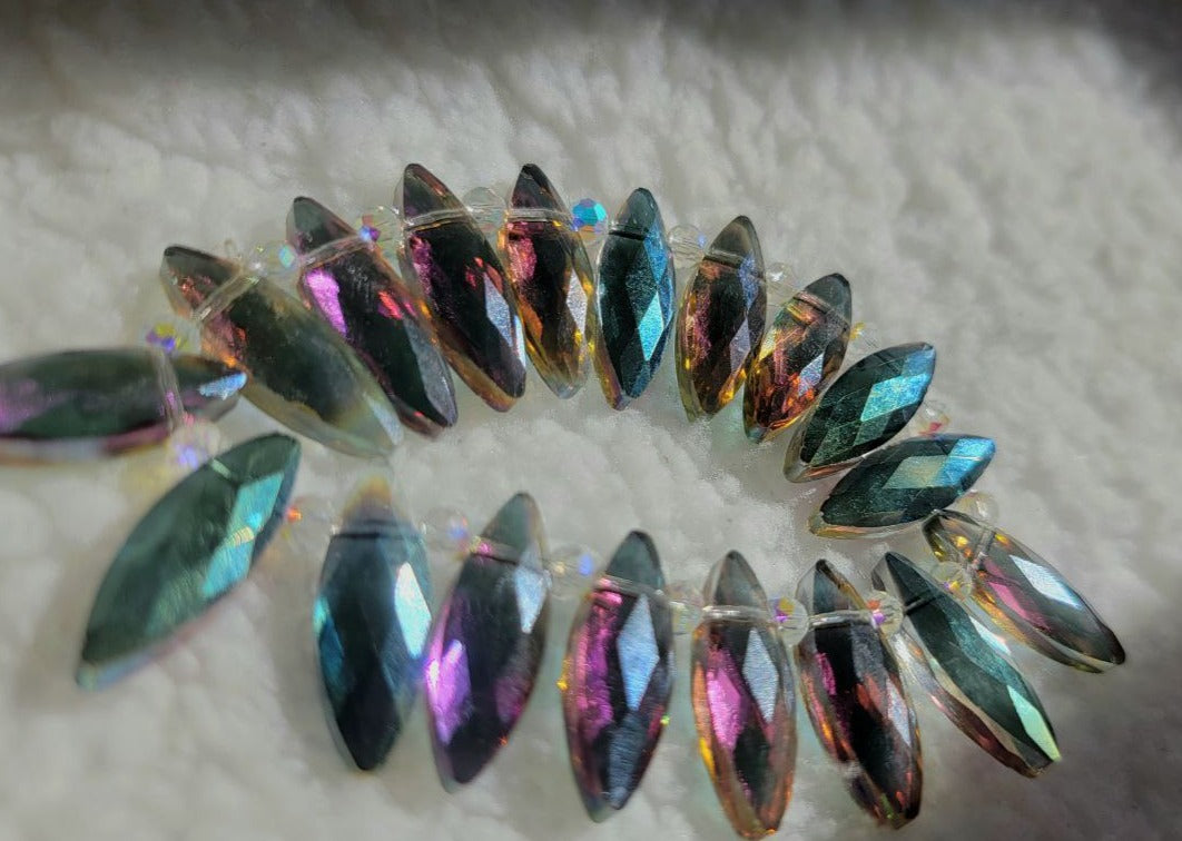 Pulsera alargada de cuentas multicolores, accesorio de cristal de espectro radiante, briolette que captura la luz, diseño vibrante del arco iris, sofisticado