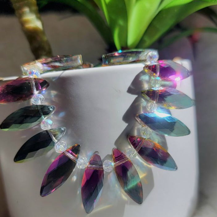 Pulsera alargada de cuentas multicolores, accesorio de cristal de espectro radiante, briolette que captura la luz, diseño vibrante del arco iris, sofisticado