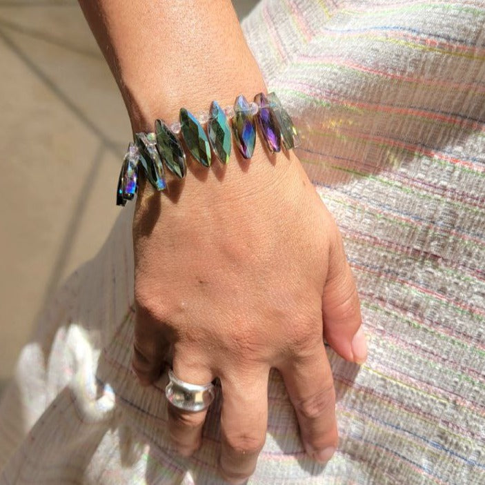 Pulsera alargada de cuentas multicolores, accesorio de cristal de espectro radiante, briolette que captura la luz, diseño vibrante del arco iris, sofisticado