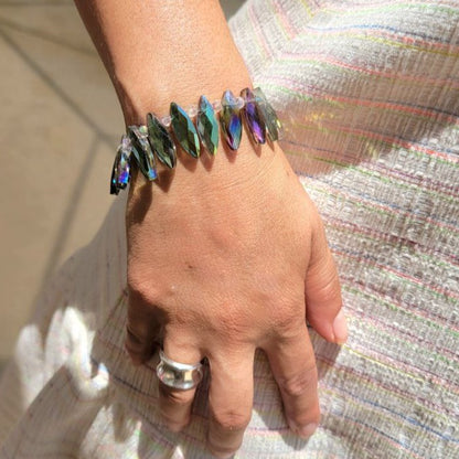 Pulsera alargada de cuentas multicolores, accesorio de cristal de espectro radiante, briolette que captura la luz, diseño vibrante del arco iris, sofisticado