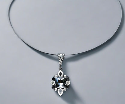 Collier élégant incrusté de strass carrés, accessoire gris foncé pour le glamour de tous les jours, élégance intemporelle en éclat métallique, sophistiqué