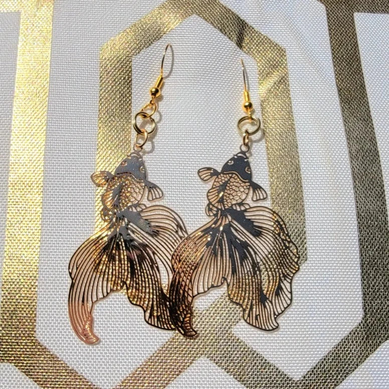 Boucle d’oreille Gold Filigree Koi Fish Drop, Bijoux Long Dangle, Charme poisson rouge, Accessoire thème animal, Bijoux aquatiques, Pendentif d’inspiration asiatique