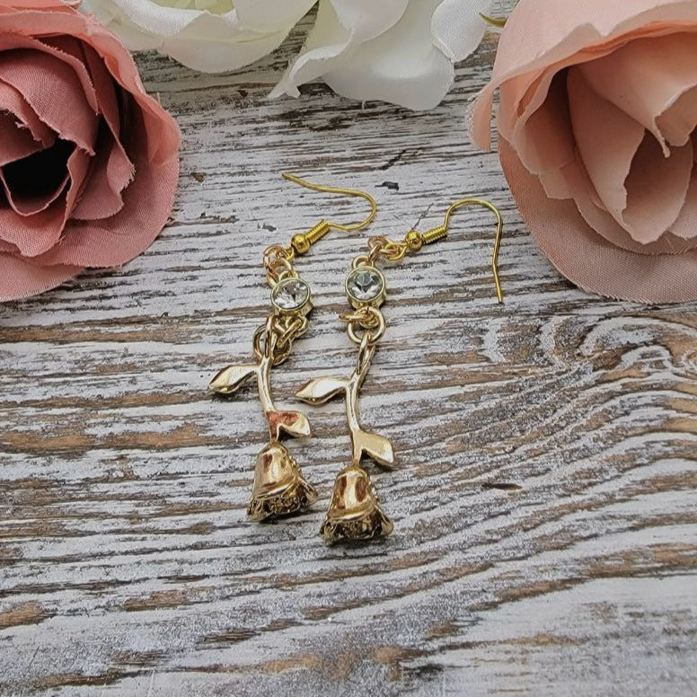 Boucle d’oreille de mode Golden Rose Dangle, charme de fleur léger pour femmes, bijoux de style vintage, élégance intemporelle avec glamour moderne