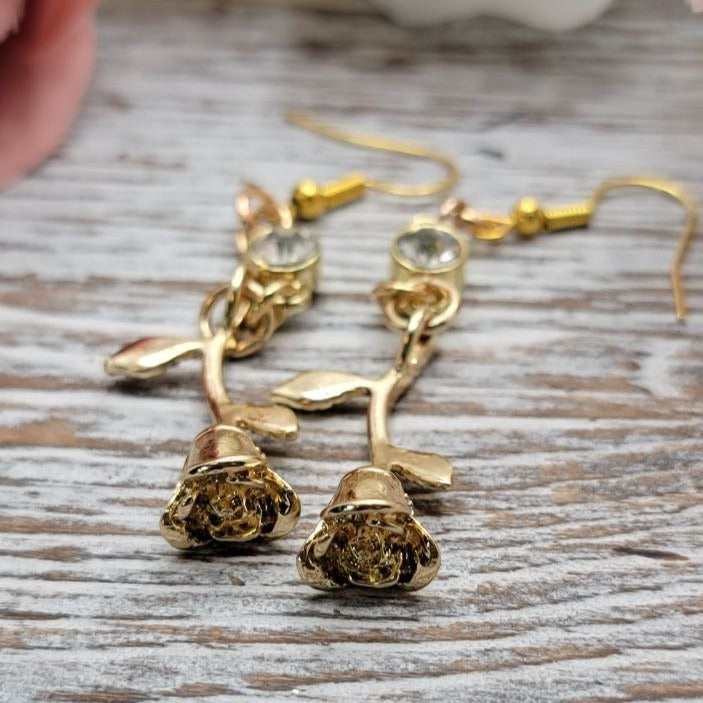 Boucle d’oreille de mode Golden Rose Dangle, charme de fleur léger pour femmes, bijoux de style vintage, élégance intemporelle avec glamour moderne