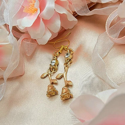 Boucle d’oreille de mode Golden Rose Dangle, charme de fleur léger pour femmes, bijoux de style vintage, élégance intemporelle avec glamour moderne