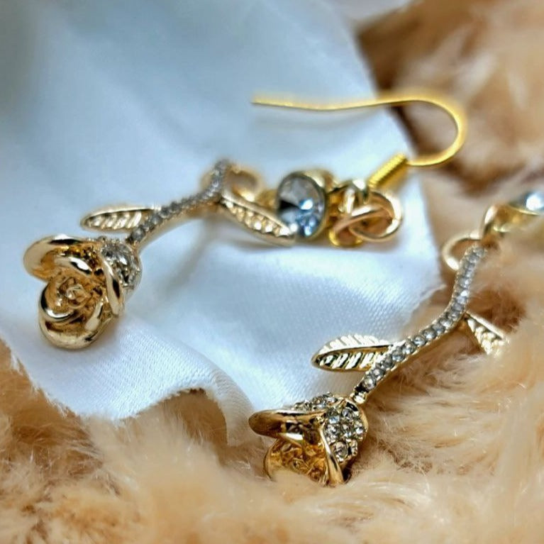 Boucle d’oreille de mode Golden Rose Dangle, charme de fleur léger pour femmes, bijoux de style vintage, élégance intemporelle avec glamour moderne