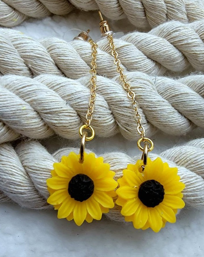 Boucles d’oreilles tournesol longues gouttes, pendentif floral joyeux et chic, éclat joyeux avec accents dorés, jaune vibrant pour un look remarquable, déclaration