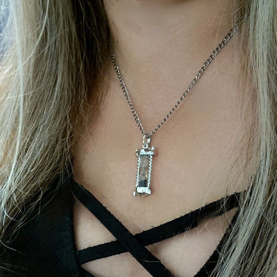 Sablier miniature avec collier de sable noir, bijoux inspirés du temps, pendentif horloger fonctionnel, charme de style antique, thème vintage moderne