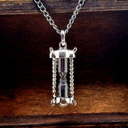 Sablier miniature avec collier de sable noir, bijoux inspirés du temps, pendentif horloger fonctionnel, charme de style antique, thème vintage moderne