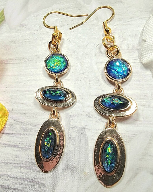 Pendientes colgantes de 3 niveles de ópalo azul iridiscente, joyas azules y doradas, pendientes colgantes con clase, joyas de noche formales, accesorios de mediados de siglo