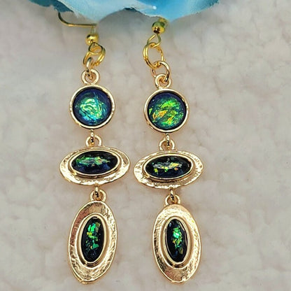 Boucles d’oreilles Iridescent Blue Opal 3 Tier Dangle, bijoux bleus et dorés, boucles d’oreilles Classy Drop, bijoux de soirée formels, accessoire du milieu du siècle