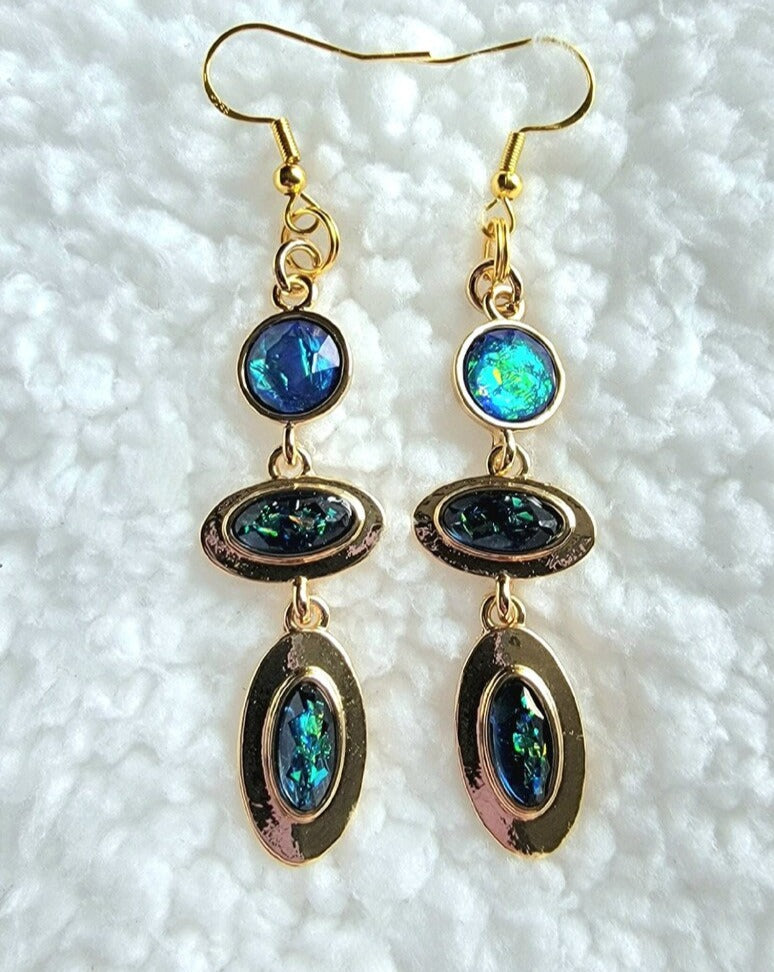 Boucles d’oreilles Iridescent Blue Opal 3 Tier Dangle, bijoux bleus et dorés, boucles d’oreilles Classy Drop, bijoux de soirée formels, accessoire du milieu du siècle