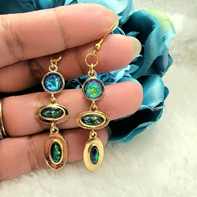 Pendientes colgantes de 3 niveles de ópalo azul iridiscente, joyas azules y doradas, pendientes colgantes con clase, joyas de noche formales, accesorios de mediados de siglo