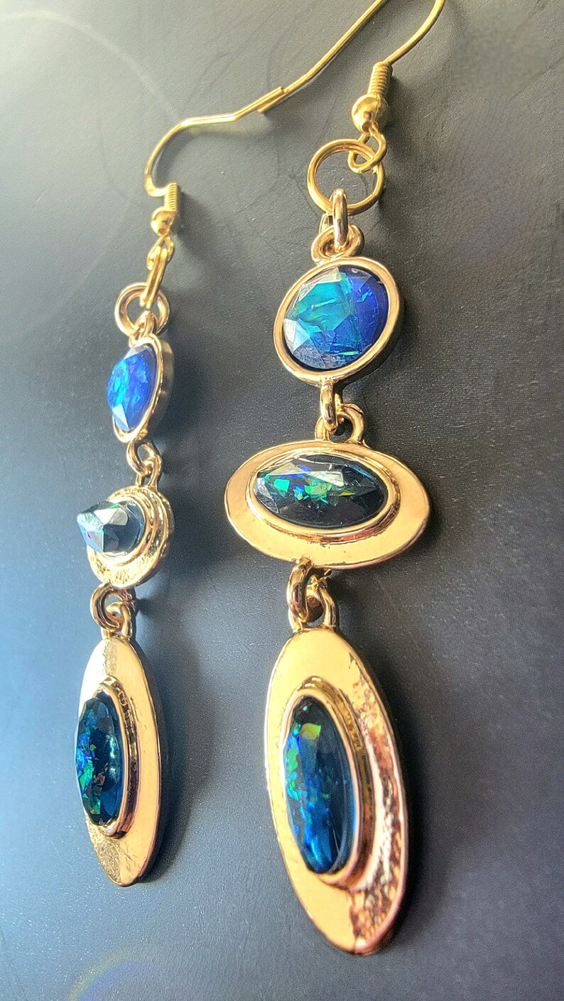 Pendientes colgantes de 3 niveles de ópalo azul iridiscente, joyas azules y doradas, pendientes colgantes con clase, joyas de noche formales, accesorios de mediados de siglo