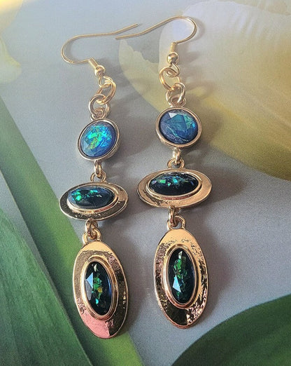 Boucles d’oreilles Iridescent Blue Opal 3 Tier Dangle, bijoux bleus et dorés, boucles d’oreilles Classy Drop, bijoux de soirée formels, accessoire du milieu du siècle