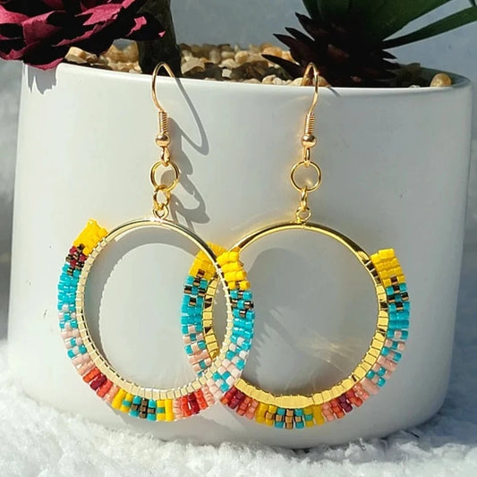 Aros de cuentas de semillas intrincadamente tejidos, joyas bohemias, joyas vibrantes, accesorio perfecto para fiestas en la playa y carnavales, paleta vibrante