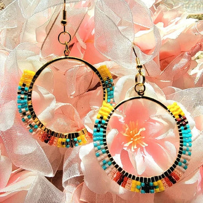 Aros de cuentas de semillas intrincadamente tejidos, joyas bohemias, joyas vibrantes, accesorio perfecto para fiestas en la playa y carnavales, paleta vibrante