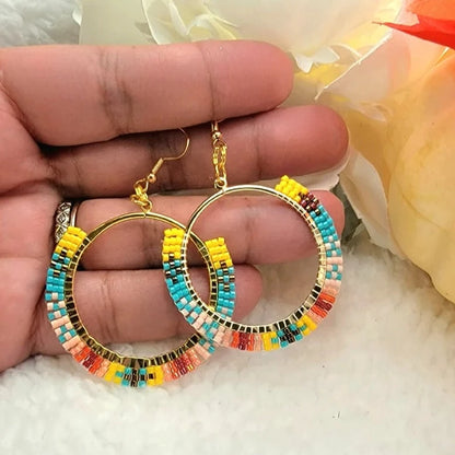 Aros de cuentas de semillas intrincadamente tejidos, joyas bohemias, joyas vibrantes, accesorio perfecto para fiestas en la playa y carnavales, paleta vibrante