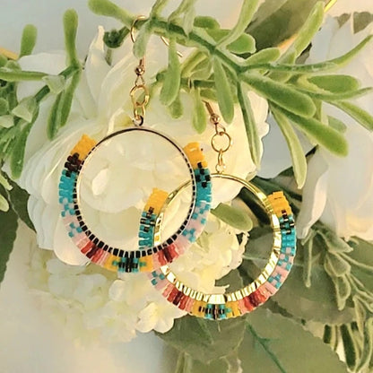 Aros de cuentas de semillas intrincadamente tejidos, joyas bohemias, joyas vibrantes, accesorio perfecto para fiestas en la playa y carnavales, paleta vibrante