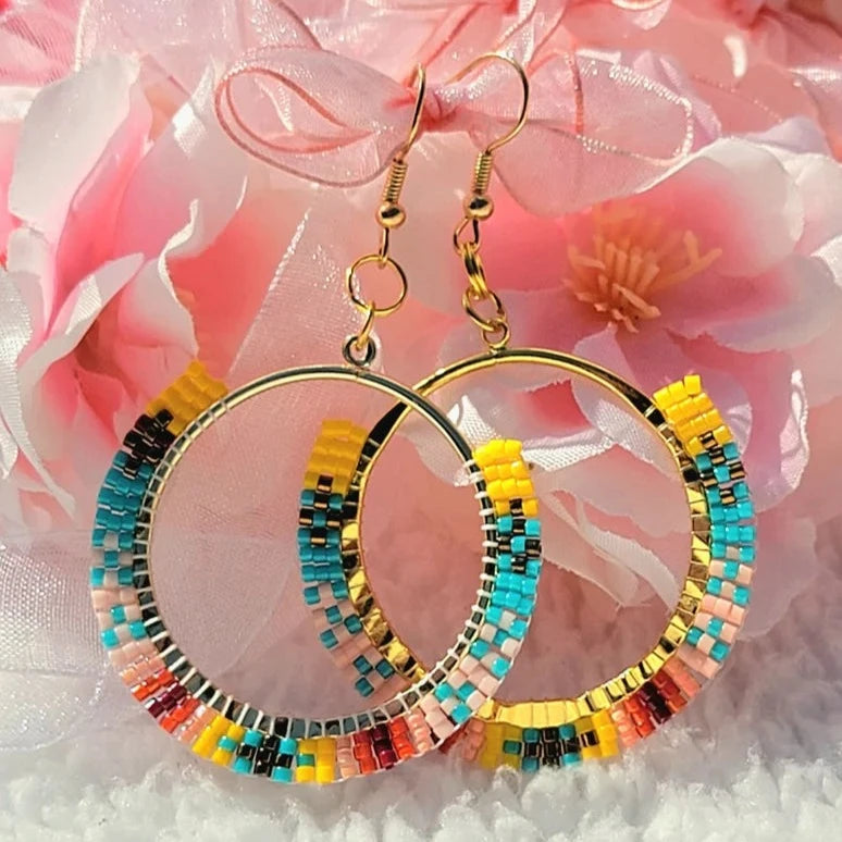 Aros de cuentas de semillas intrincadamente tejidos, joyas bohemias, joyas vibrantes, accesorio perfecto para fiestas en la playa y carnavales, paleta vibrante