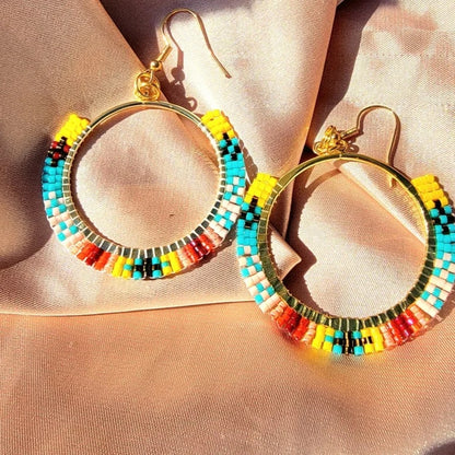 Aros de cuentas de semillas intrincadamente tejidos, joyas bohemias, joyas vibrantes, accesorio perfecto para fiestas en la playa y carnavales, paleta vibrante