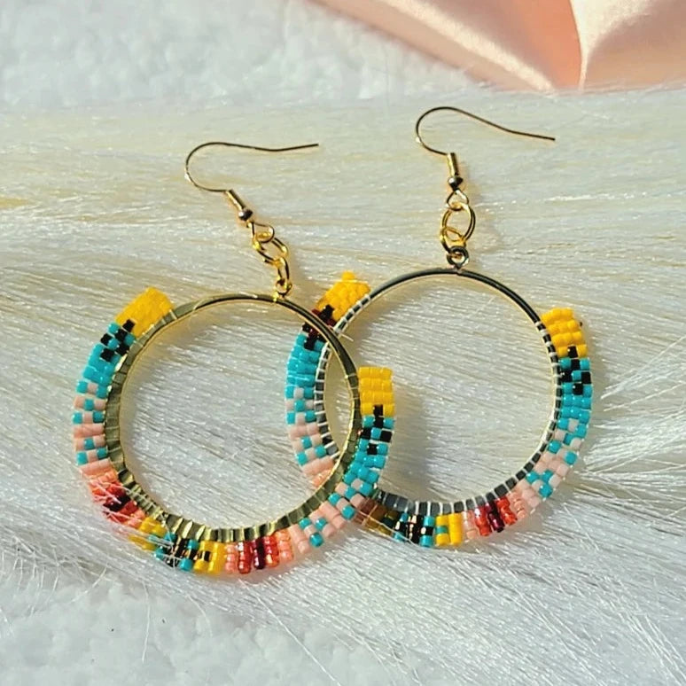 Aros de cuentas de semillas intrincadamente tejidos, joyas bohemias, joyas vibrantes, accesorio perfecto para fiestas en la playa y carnavales, paleta vibrante