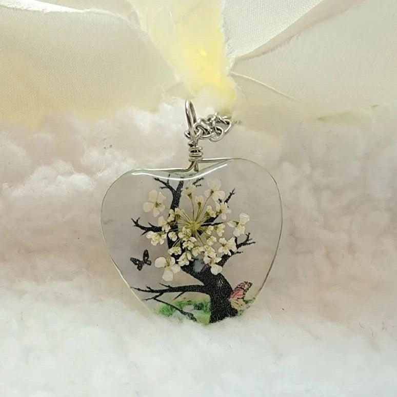 Naturally Preserved Baby's Breath Heart-Shaped Necklaces, Bridal Entourage Gift, Tree of Life Pendant