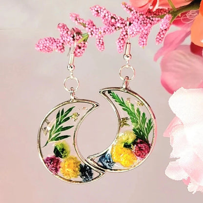 Mini pendientes de resina de clavel, bisel de plata de luna creciente, colección Eternal Bloom, inspiración de ramo de novia, gota floral inspirada en la naturaleza