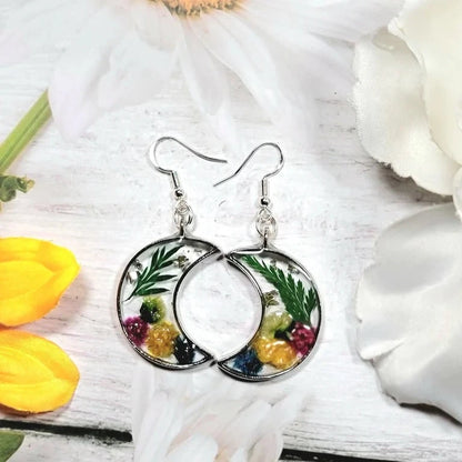 Mini pendientes de resina de clavel, bisel de plata de luna creciente, colección Eternal Bloom, inspiración de ramo de novia, gota floral inspirada en la naturaleza