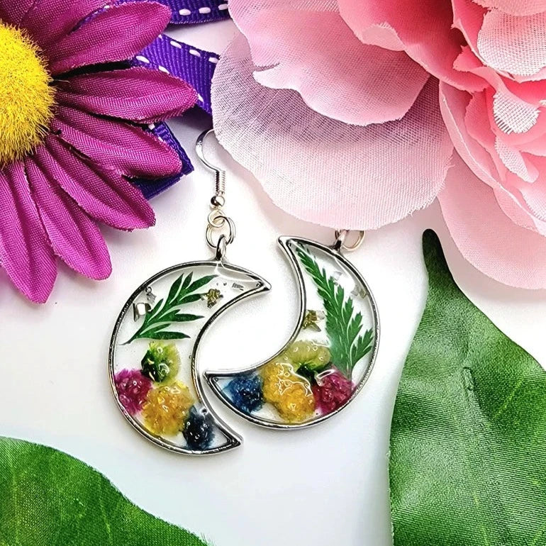 Mini pendientes de resina de clavel, bisel de plata de luna creciente, colección Eternal Bloom, inspiración de ramo de novia, gota floral inspirada en la naturaleza